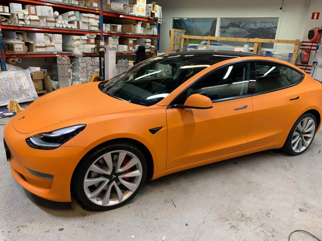 Oransje matt helfoliert Tesla model 3