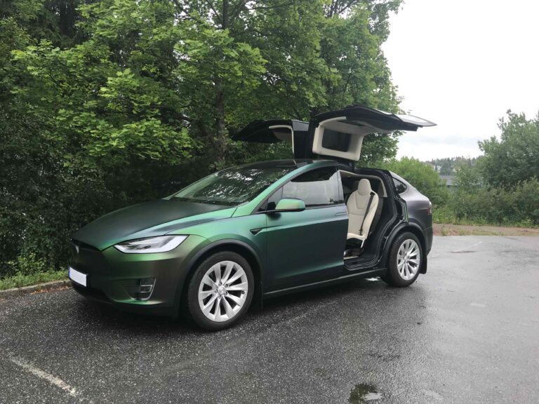 Grønn helfoliert Tesla Model X